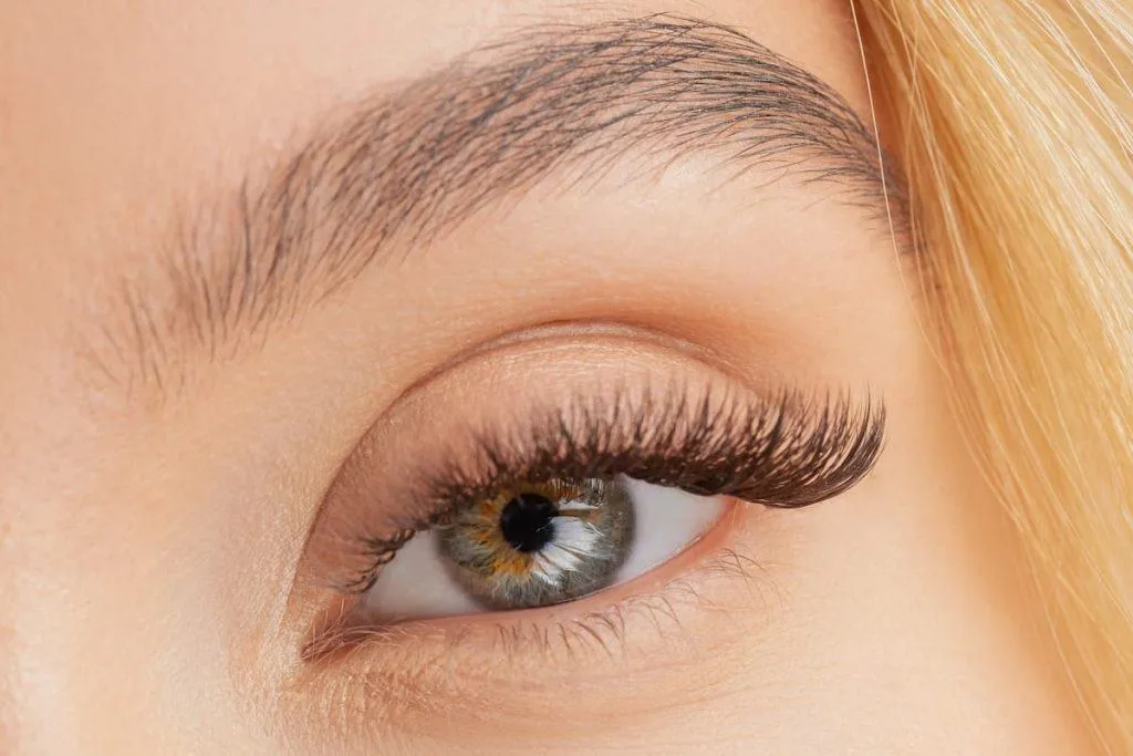 Stylizacja rzęs Cat-Eye — gotowa aplikacja, zdjęcie klientki